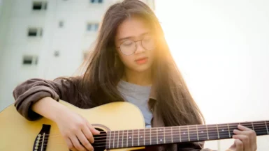 Online Guitar Lessons In-Person Lessons Which is Right for You